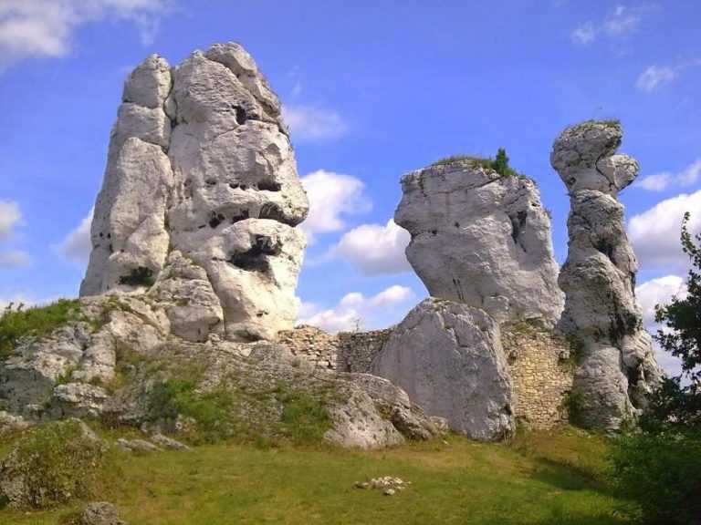 Ostańce na Jurze przy Hotelu Kmicic