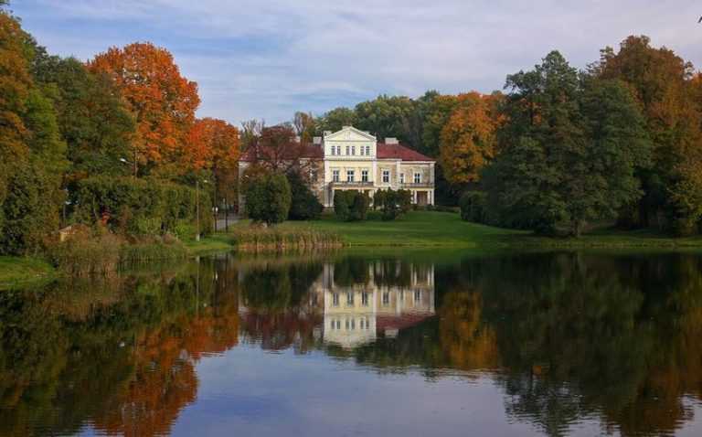 Pałac Raczyńskich przy Hotelu Kmicic