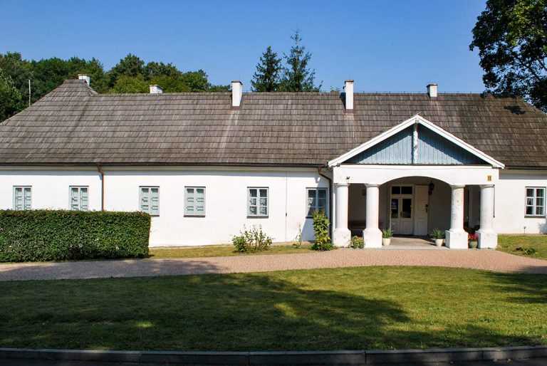 Dworek Krasińskich przy Hotelu Kmicic